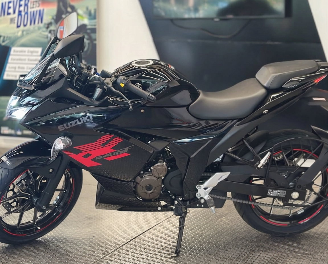 Suzuki Gixxer SF 250 sport motorcycle in India — 26.5 PS engine, 36-40 kmpl mileage and on-road price around ₹2,32,000