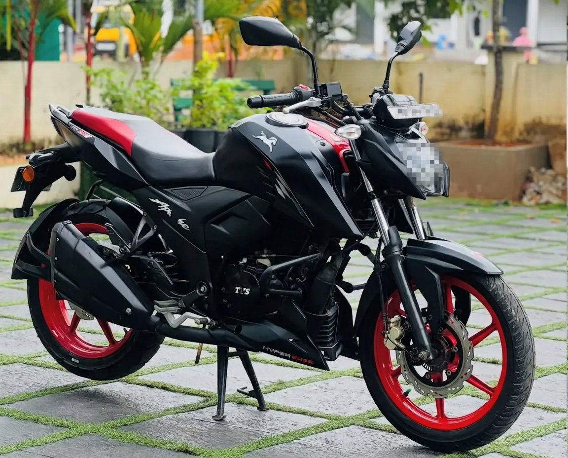 TVS Apache RTR 160 4V naked street motorcycle in India — 17.63 PS engine, 43-48 kmpl mileage and on-road price around ₹1,53,000