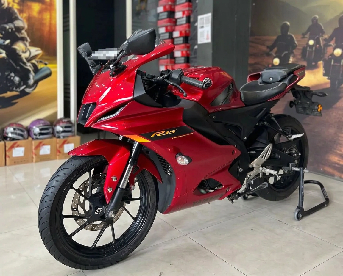 Yamaha YZF-R15 V4 sport motorcycle in India — 18.4 PS engine, 44-49 kmpl mileage and on-road price around ₹2,20,000