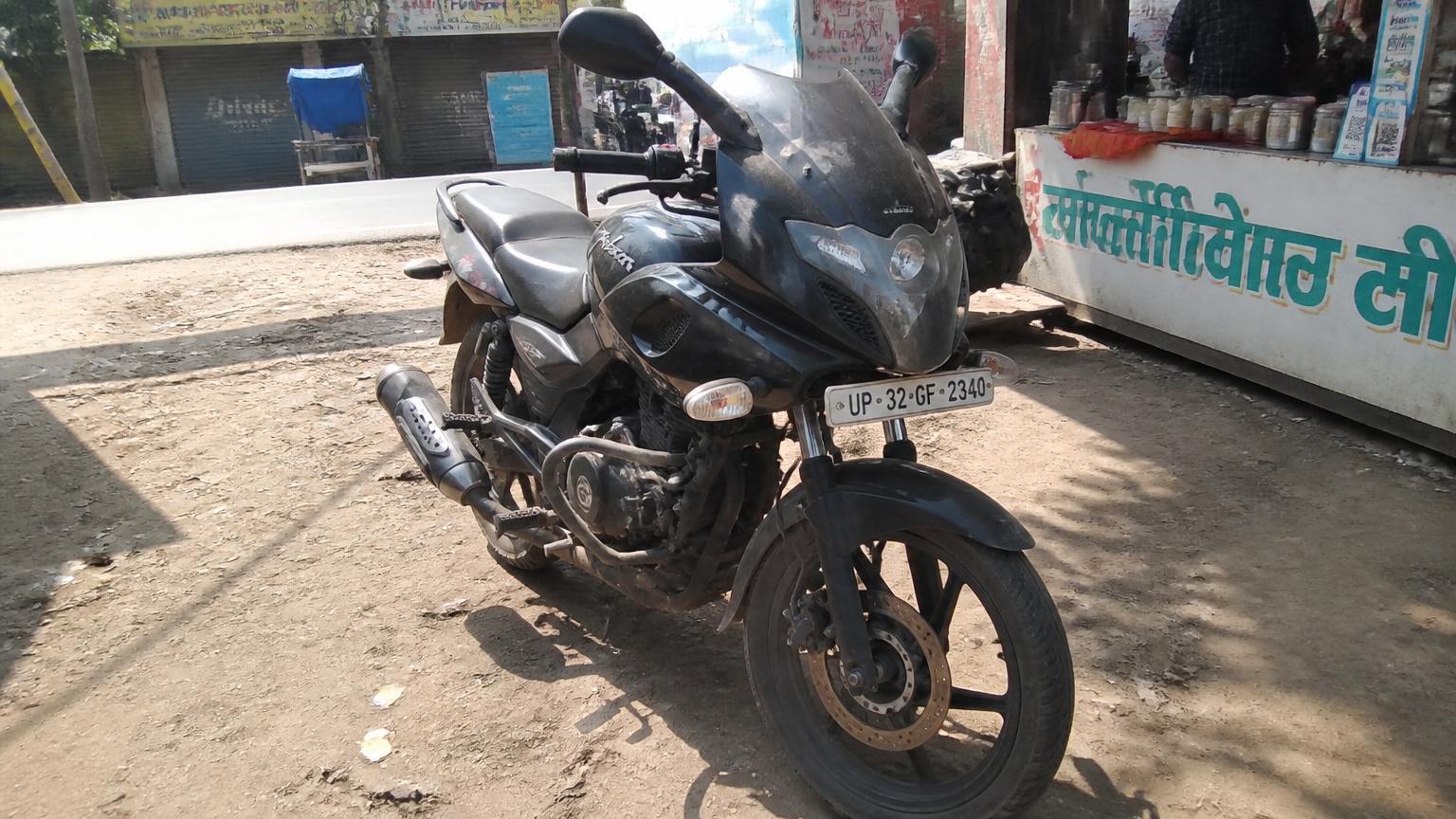 Bajaj Pulsar 220F semi-faired sport motorcycle in India — 20.4 PS engine, 38-42 kmpl mileage and on-road price around ₹1,66,000
