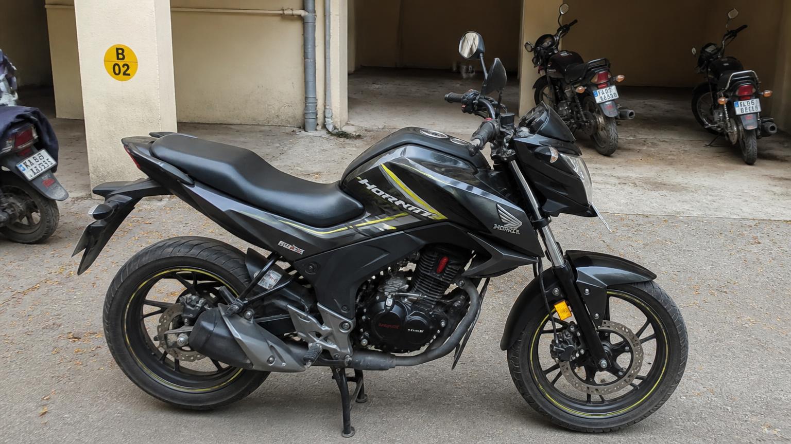 Honda CB Hornet 160R naked street motorcycle in India — 15.6 PS engine, 45-50 kmpl mileage and on-road price around ₹1,22,000