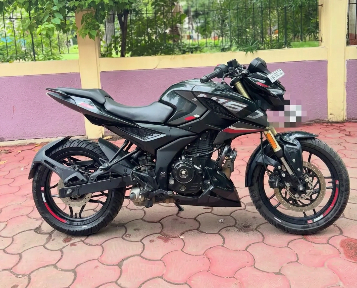 Bajaj Pulsar N160 naked street motorcycle in India — 16 PS engine, 42-47 kmpl mileage and on-road price around ₹1,49,500