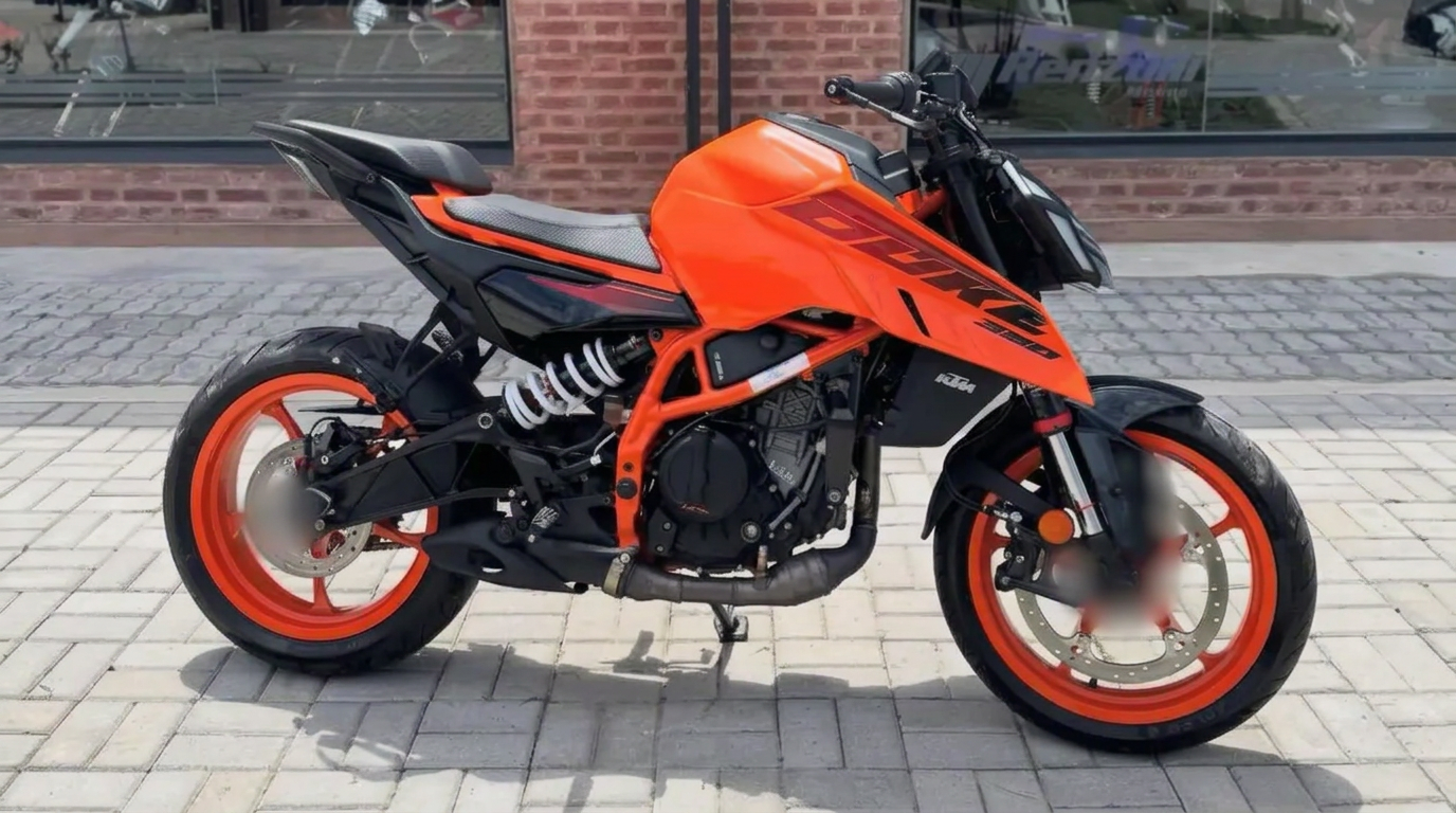 KTM 390 Duke naked performance motorcycle in India — 46 PS engine, 24-28 kmpl mileage and on-road price around ₹3,79,000