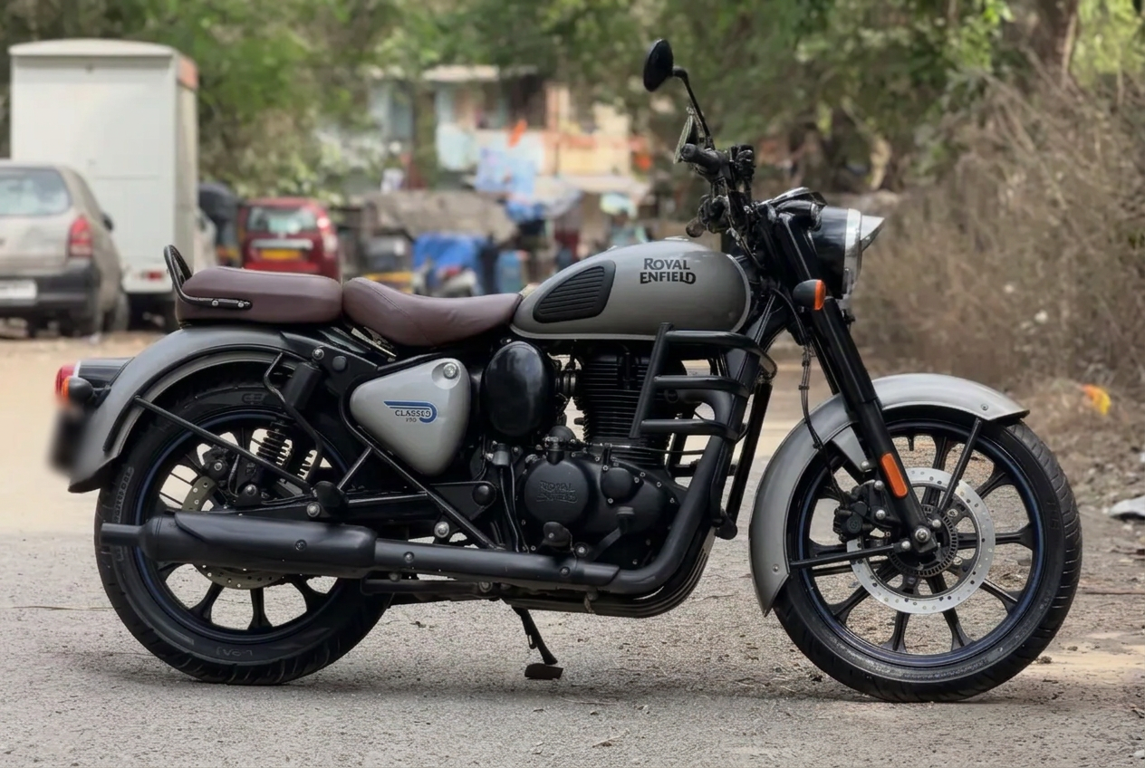 Royal Enfield Classic 350 modern classic motorcycle in India — 20.2 PS engine, 33-37 kmpl mileage and on-road price around ₹2,36,000