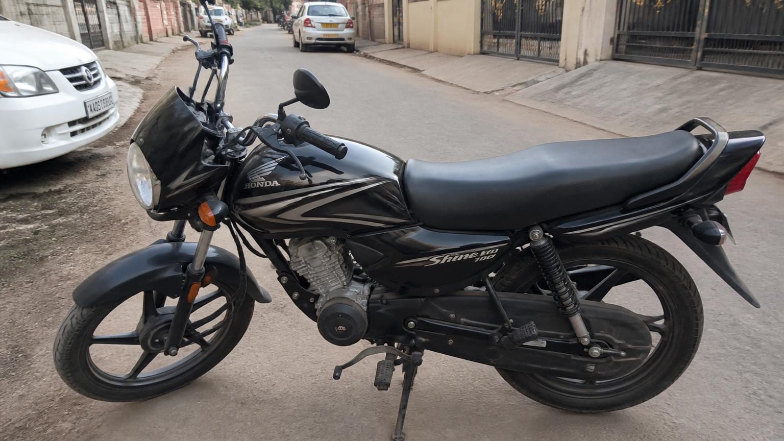 Honda Shine 100 commuter motorcycle in India — 7.38 PS engine, 62-66 kmpl mileage and on-road price around ₹81,500