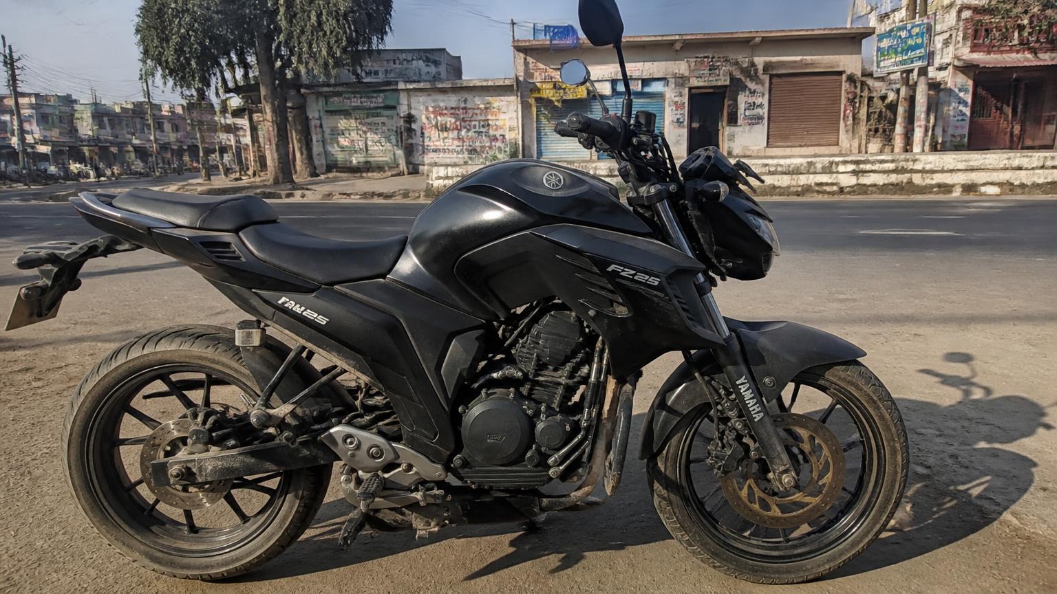 Yamaha FZ25 naked street motorcycle in India — 20.8 PS engine, 38-43 kmpl mileage and on-road price around ₹1,72,000