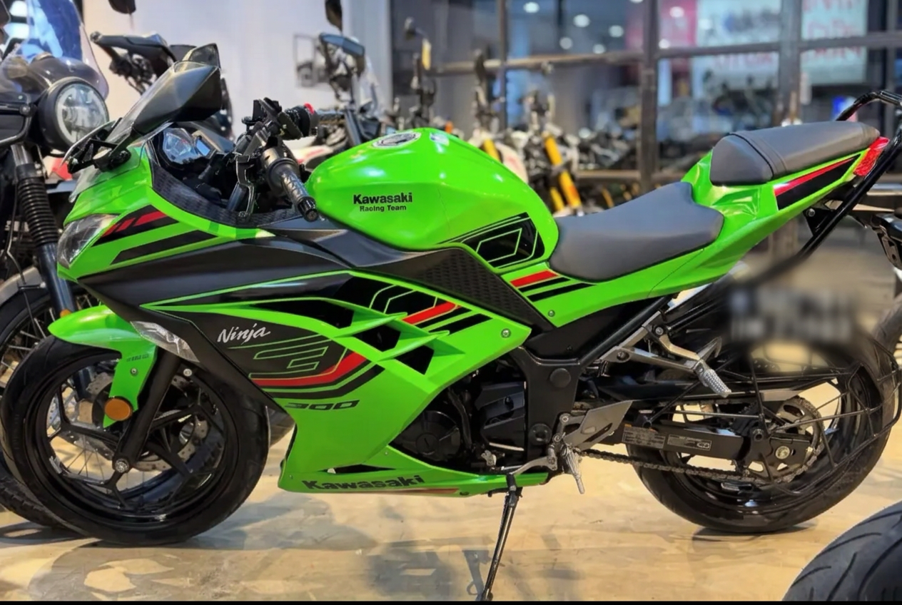 Kawasaki Ninja 300 sport motorcycle in India — 39 PS engine, 26-30 kmpl mileage and on-road price around ₹3,96,000